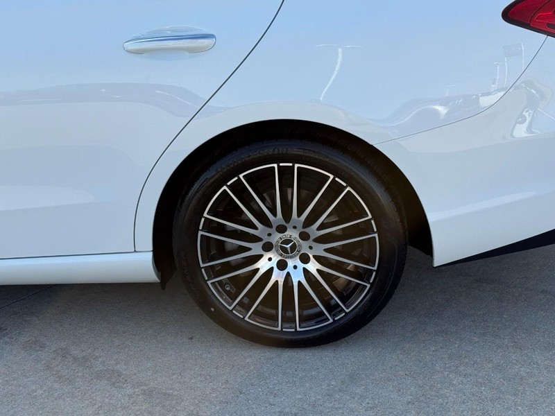 Mercedes-Benz C-Class Vehicle Full-screen Gallery Image 09