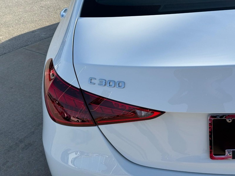 Mercedes-Benz C-Class Vehicle Full-screen Gallery Image 10