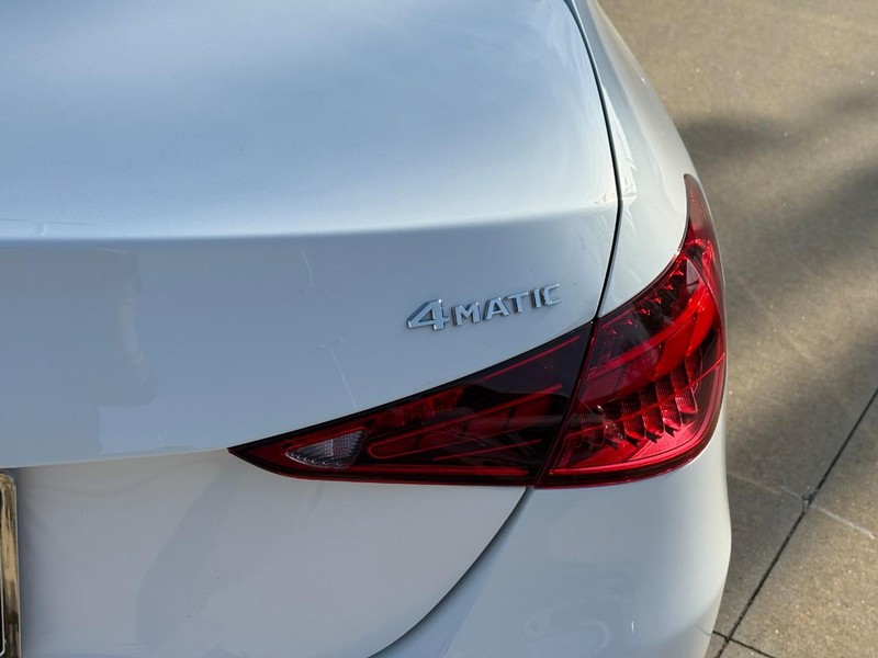 Mercedes-Benz C-Class Vehicle Full-screen Gallery Image 11