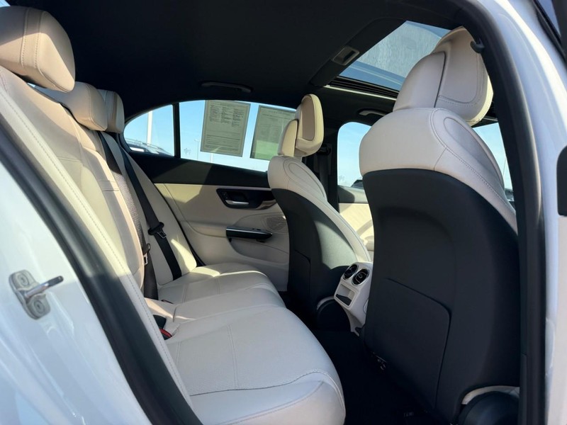 Mercedes-Benz C-Class Vehicle Full-screen Gallery Image 12