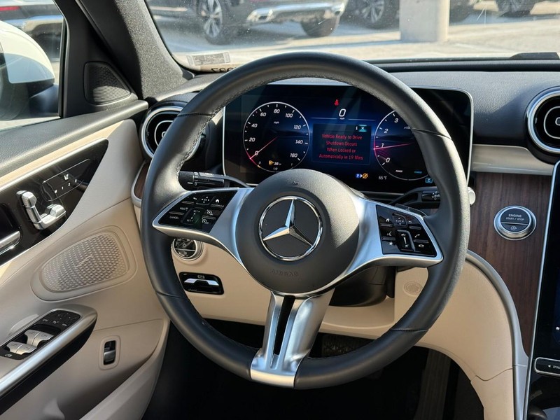 Mercedes-Benz C-Class Vehicle Full-screen Gallery Image 14