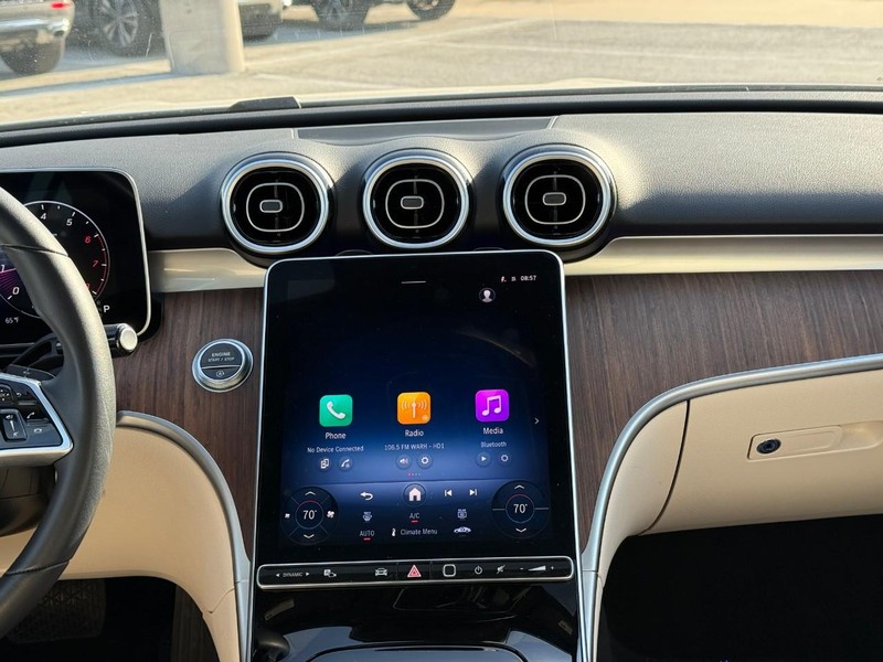 Mercedes-Benz C-Class Vehicle Full-screen Gallery Image 15