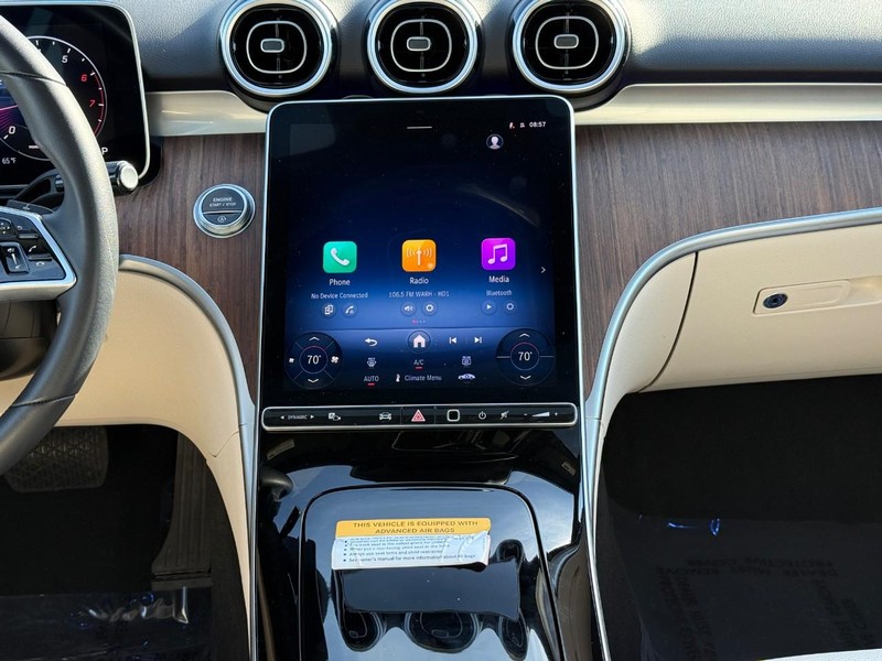 Mercedes-Benz C-Class Vehicle Full-screen Gallery Image 16