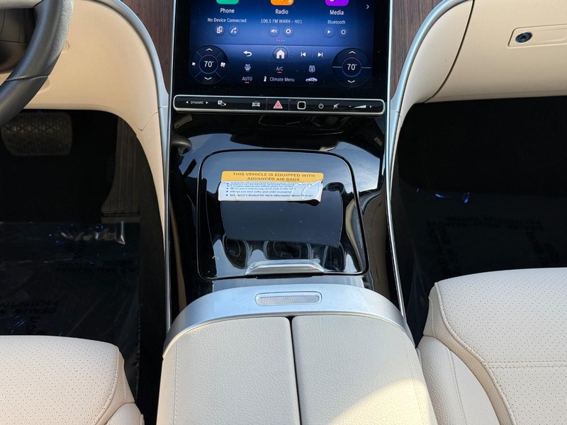 Mercedes-Benz C-Class Vehicle Full-screen Gallery Image 17