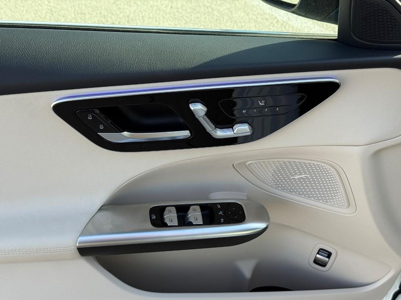 Mercedes-Benz C-Class Vehicle Full-screen Gallery Image 18