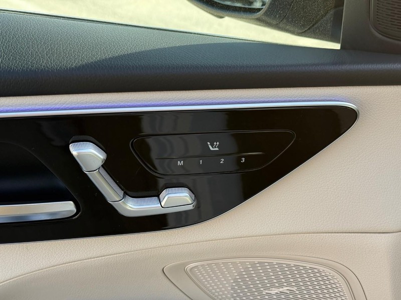 Mercedes-Benz C-Class Vehicle Full-screen Gallery Image 19