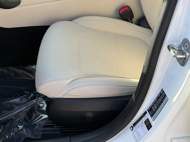 Mercedes-Benz C-Class Vehicle Full-screen Gallery Image 20