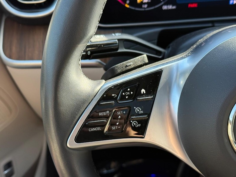 Mercedes-Benz C-Class Vehicle Full-screen Gallery Image 21