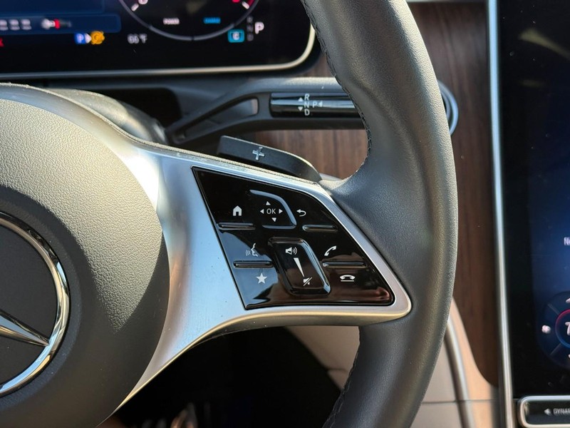 Mercedes-Benz C-Class Vehicle Full-screen Gallery Image 22