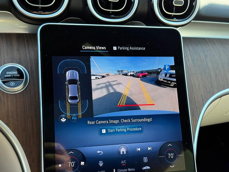 Mercedes-Benz C-Class Vehicle Full-screen Gallery Image 23