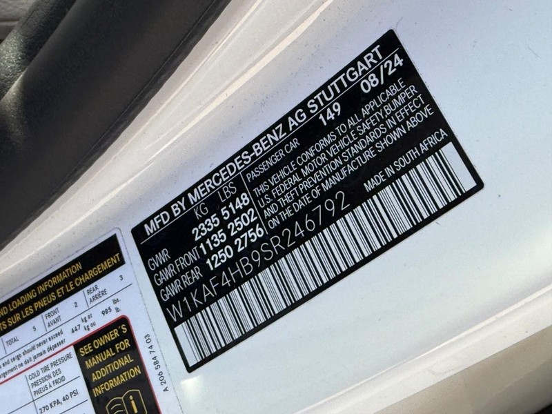 Mercedes-Benz C-Class Vehicle Full-screen Gallery Image 24