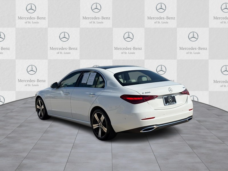 Mercedes-Benz C-Class Vehicle Full-screen Gallery Image 4