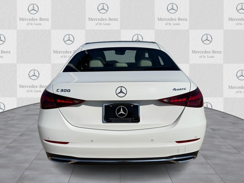 Mercedes-Benz C-Class Vehicle Full-screen Gallery Image 7