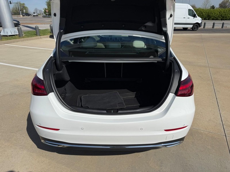 Mercedes-Benz C-Class Vehicle Full-screen Gallery Image 8