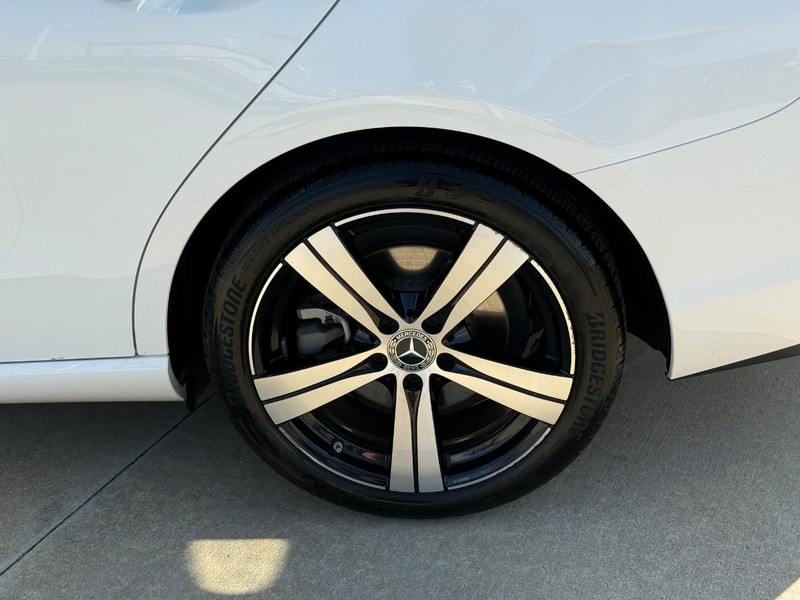 Mercedes-Benz C-Class Vehicle Full-screen Gallery Image 9