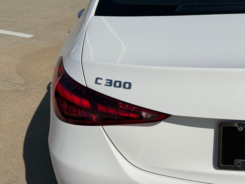 Mercedes-Benz C-Class Vehicle Full-screen Gallery Image 10