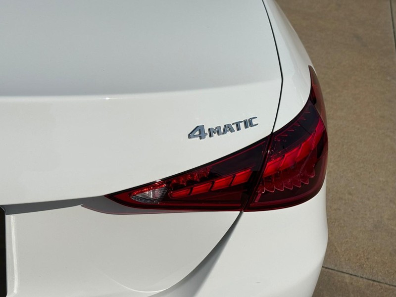 Mercedes-Benz C-Class Vehicle Full-screen Gallery Image 11