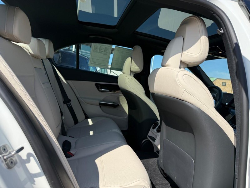 Mercedes-Benz C-Class Vehicle Full-screen Gallery Image 12