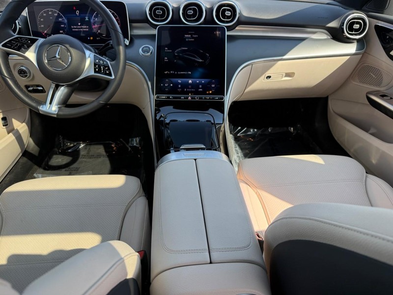 Mercedes-Benz C-Class Vehicle Full-screen Gallery Image 13