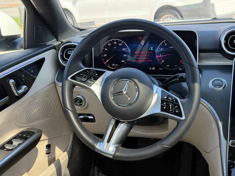 Mercedes-Benz C-Class Vehicle Full-screen Gallery Image 14