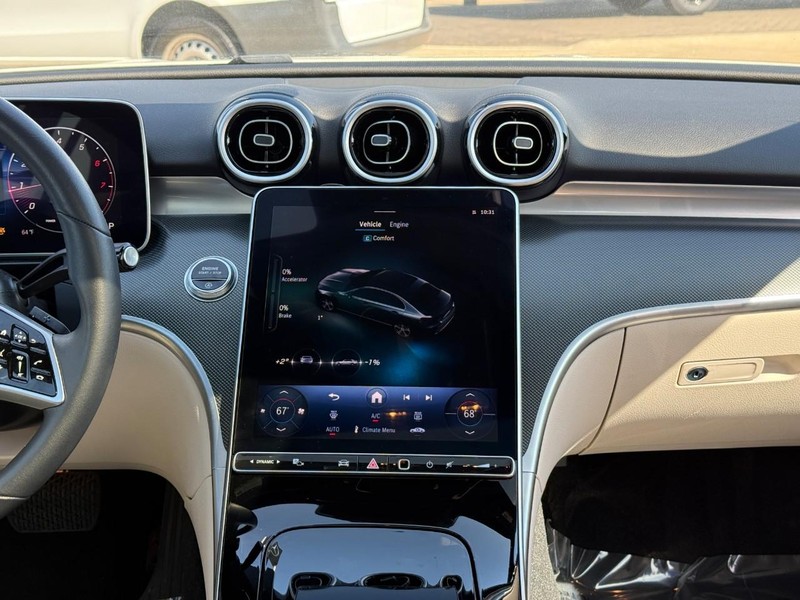 Mercedes-Benz C-Class Vehicle Full-screen Gallery Image 15