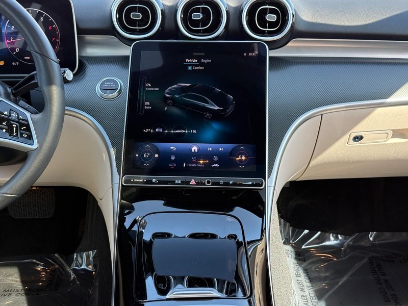 Mercedes-Benz C-Class Vehicle Full-screen Gallery Image 16