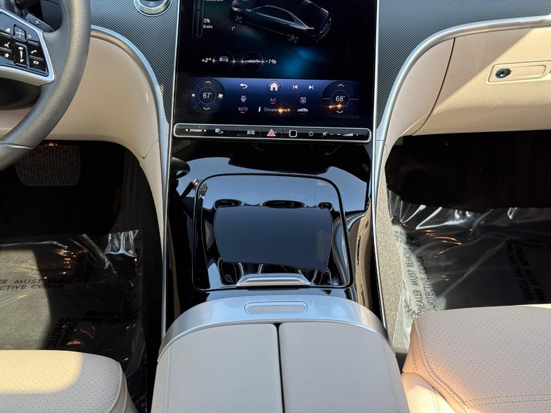 Mercedes-Benz C-Class Vehicle Full-screen Gallery Image 17