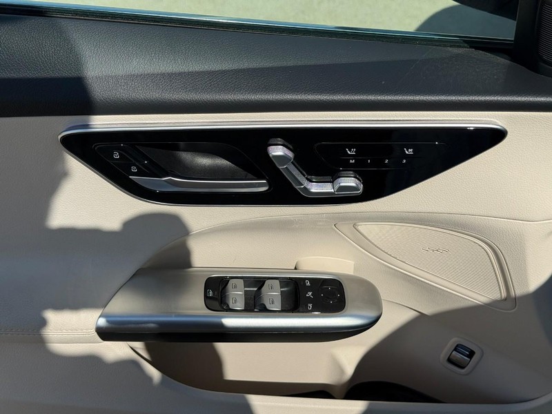 Mercedes-Benz C-Class Vehicle Full-screen Gallery Image 18