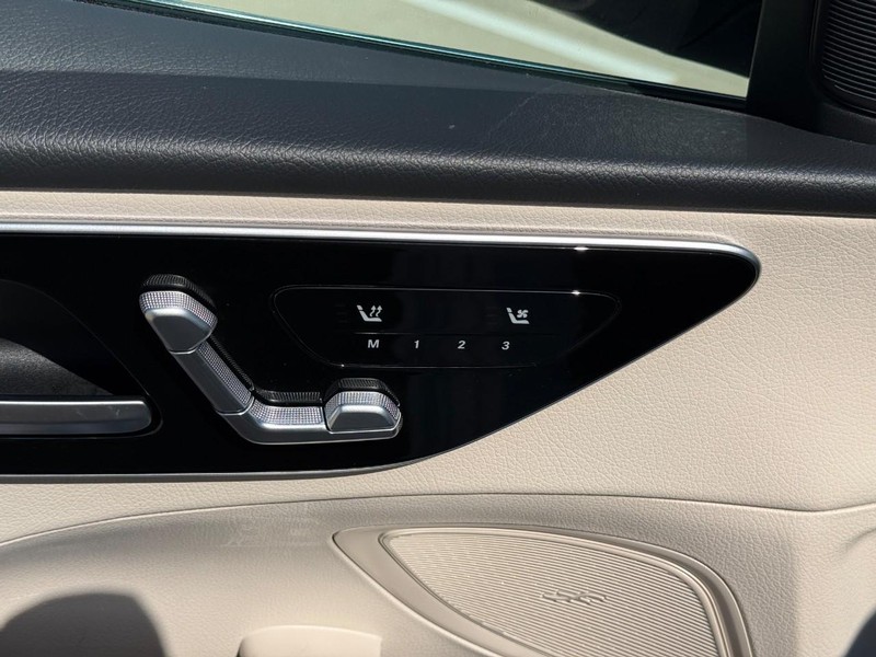 Mercedes-Benz C-Class Vehicle Full-screen Gallery Image 19