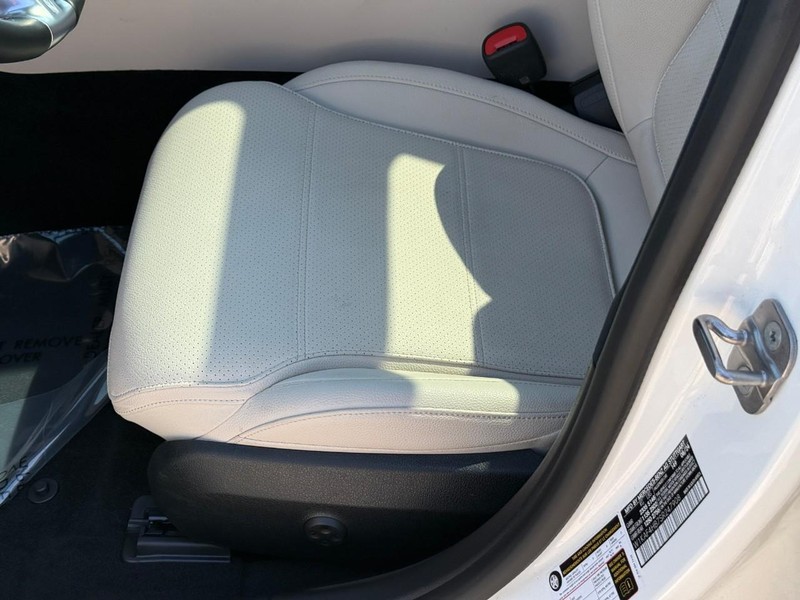 Mercedes-Benz C-Class Vehicle Full-screen Gallery Image 20