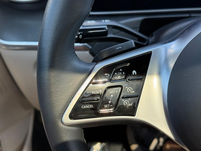 Mercedes-Benz C-Class Vehicle Full-screen Gallery Image 21