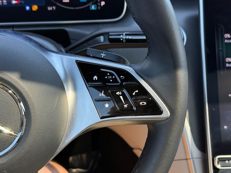 Mercedes-Benz C-Class Vehicle Full-screen Gallery Image 22