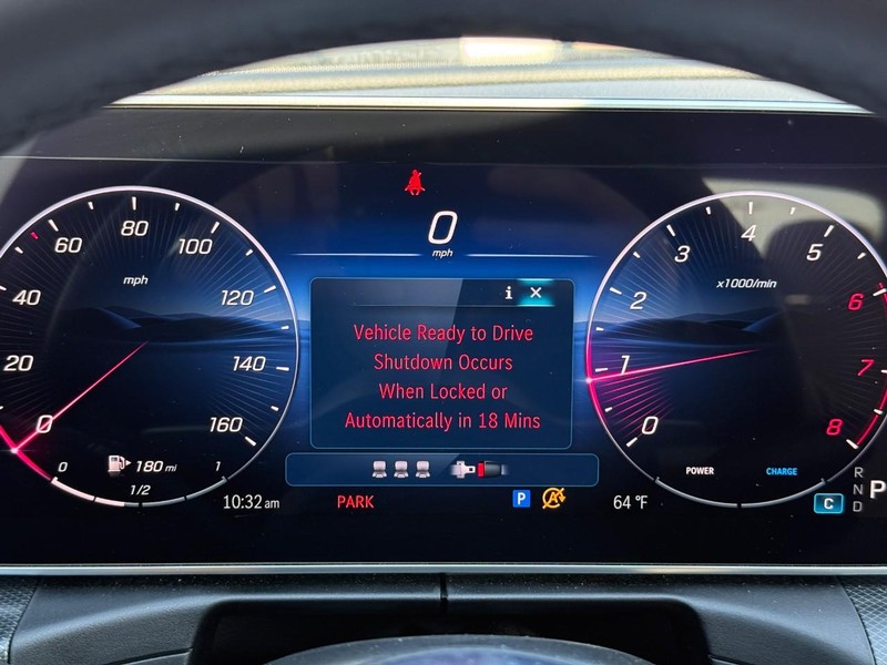 Mercedes-Benz C-Class Vehicle Full-screen Gallery Image 23