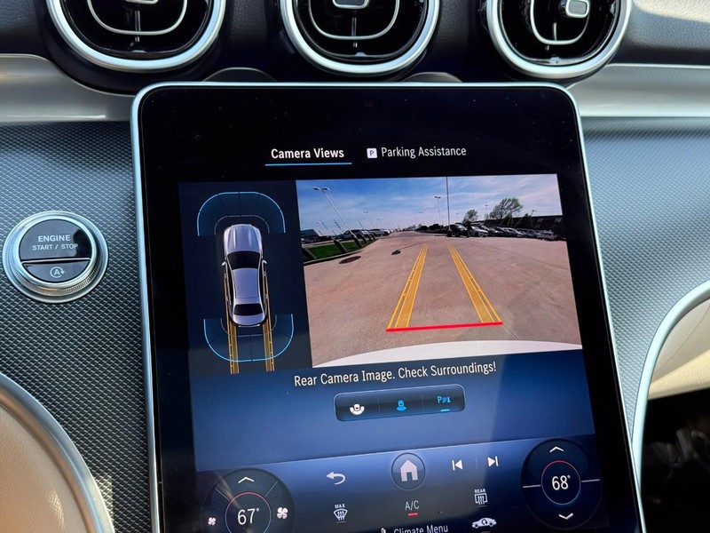 Mercedes-Benz C-Class Vehicle Full-screen Gallery Image 24