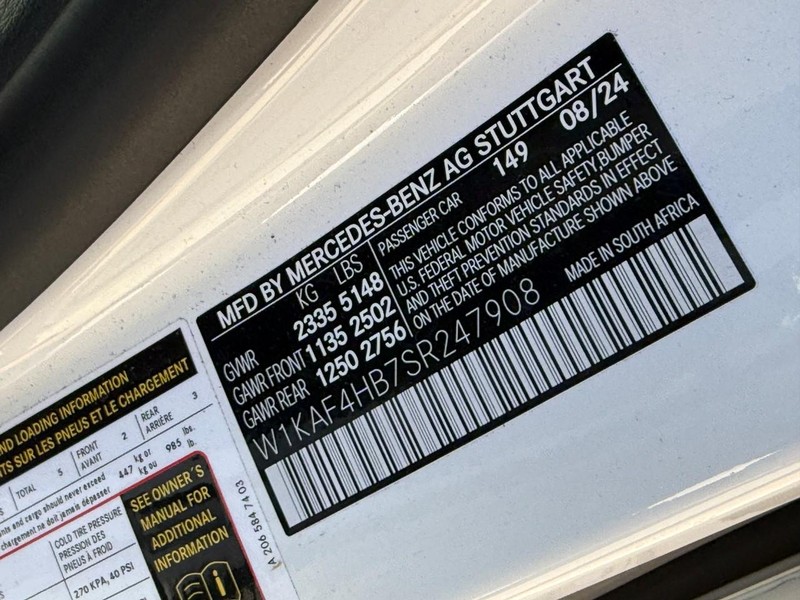 Mercedes-Benz C-Class Vehicle Full-screen Gallery Image 25