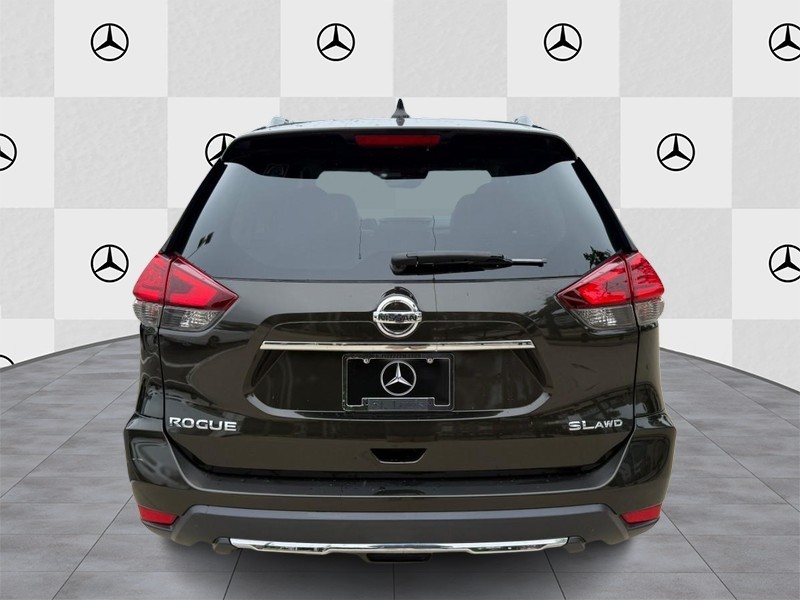 Nissan Rogue Vehicle Full-screen Gallery Image 5