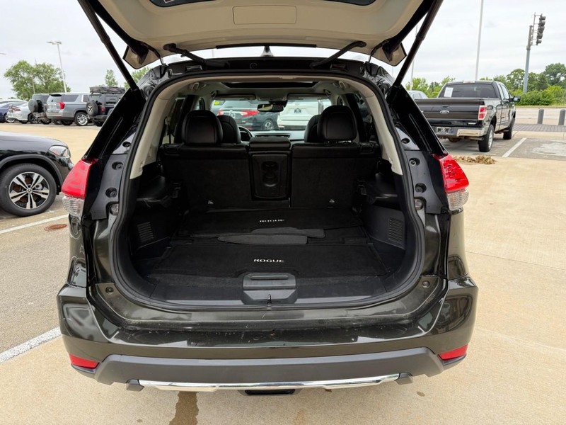 Nissan Rogue Vehicle Full-screen Gallery Image 8