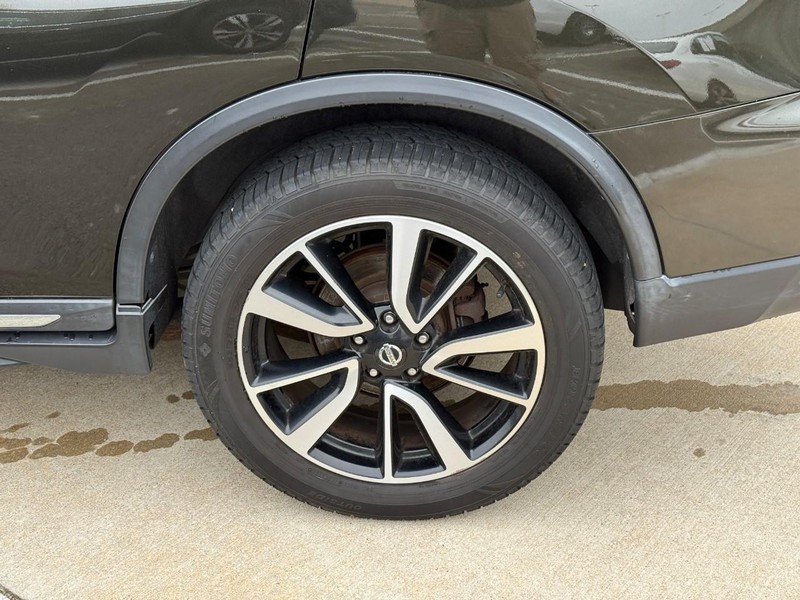Nissan Rogue Vehicle Full-screen Gallery Image 9