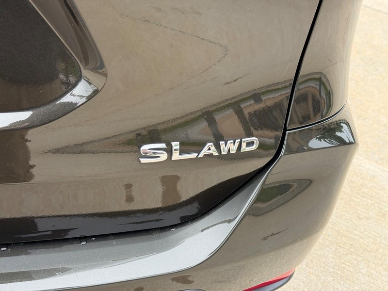 Nissan Rogue Vehicle Full-screen Gallery Image 10