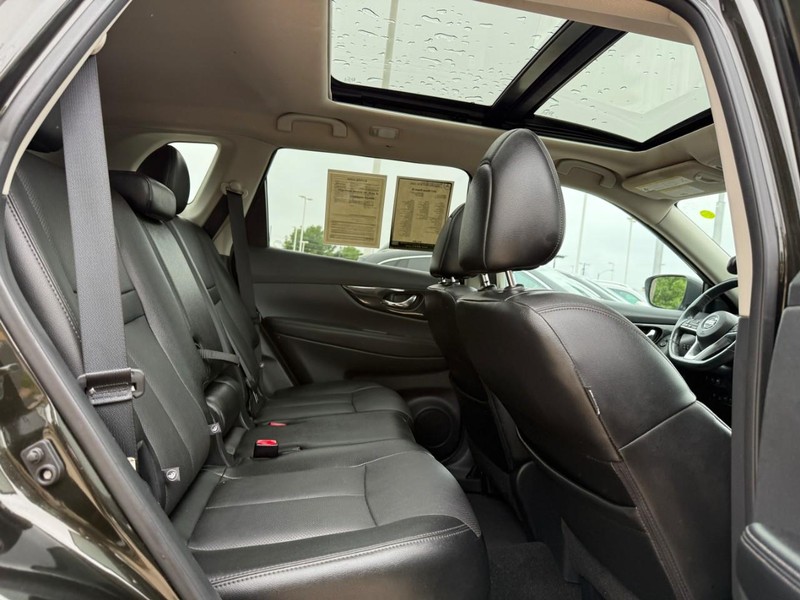 Nissan Rogue Vehicle Full-screen Gallery Image 11