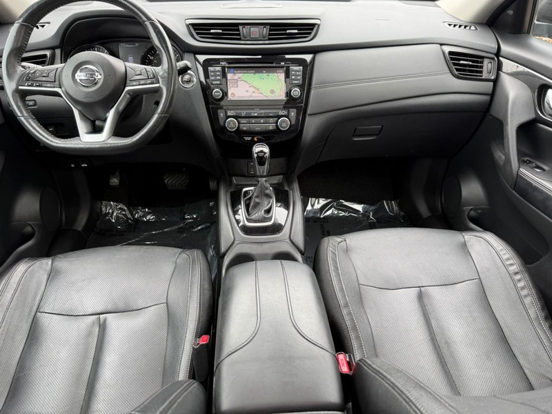 Nissan Rogue Vehicle Full-screen Gallery Image 12
