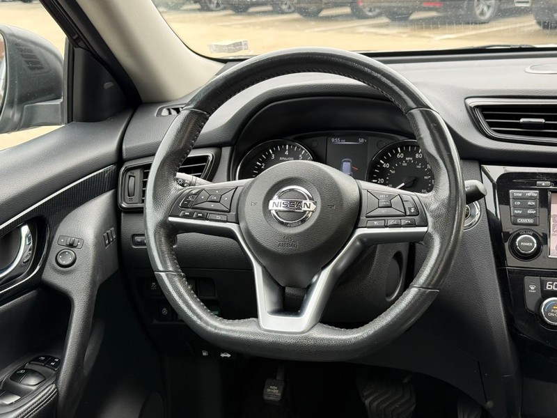 Nissan Rogue Vehicle Full-screen Gallery Image 13