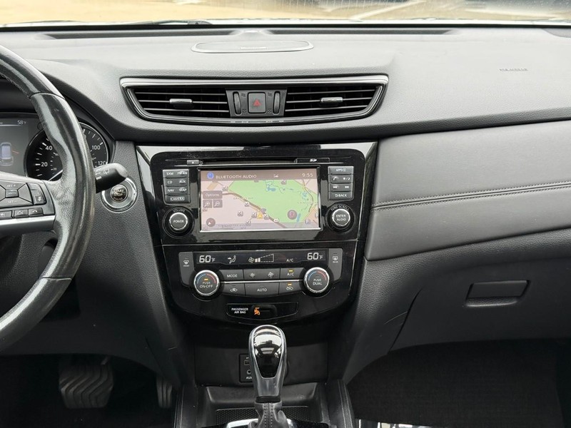 Nissan Rogue Vehicle Full-screen Gallery Image 14