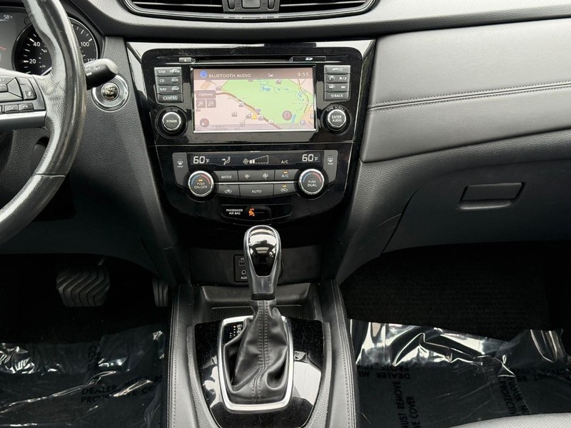 Nissan Rogue Vehicle Full-screen Gallery Image 15