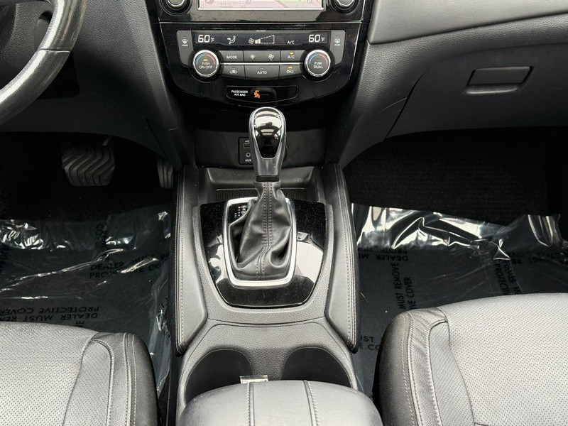 Nissan Rogue Vehicle Full-screen Gallery Image 16
