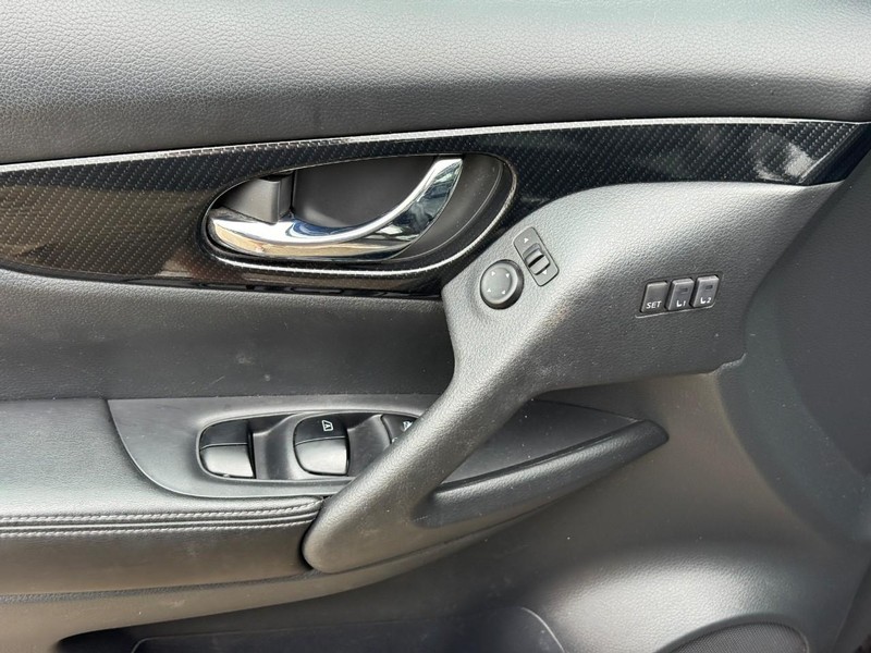 Nissan Rogue Vehicle Full-screen Gallery Image 17