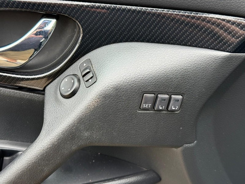Nissan Rogue Vehicle Full-screen Gallery Image 18