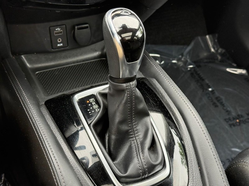 Nissan Rogue Vehicle Full-screen Gallery Image 21