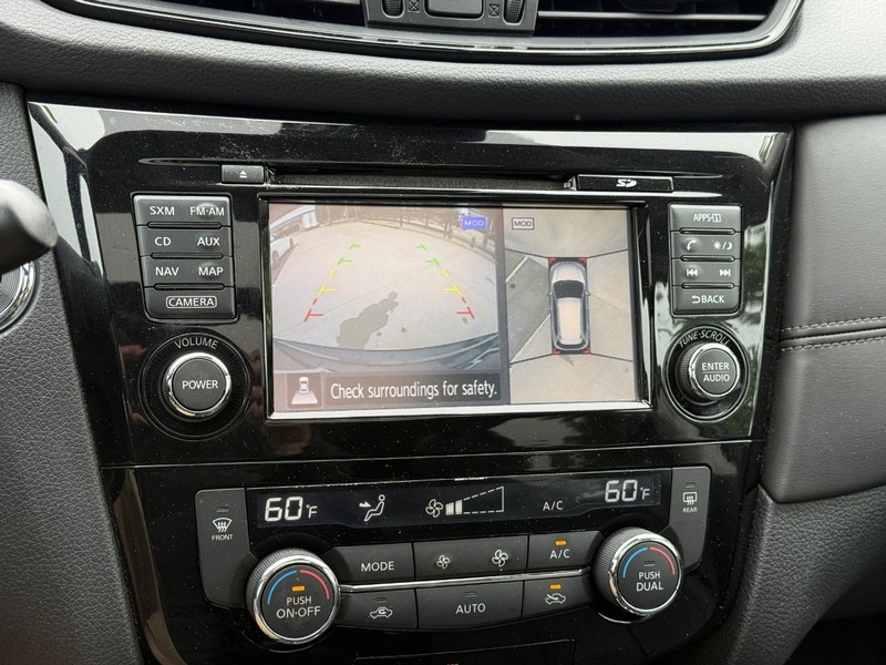Nissan Rogue Vehicle Full-screen Gallery Image 24