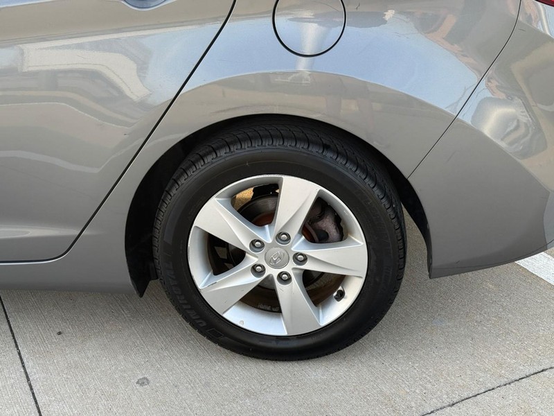 Hyundai Elantra Vehicle Full-screen Gallery Image 08